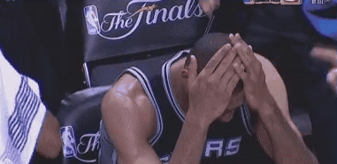 37岁的邓肯当年扳平一攻失败,怒拍地板,本该退役来年却轻松夺冠