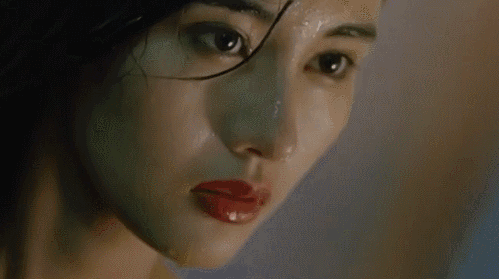 除此外,一头浓密的黑发也是重要的元素,配合好看灵动的眉眼,炽热的