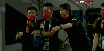 即使如此,李铁还没有忘记其招牌动作——吹头发.
