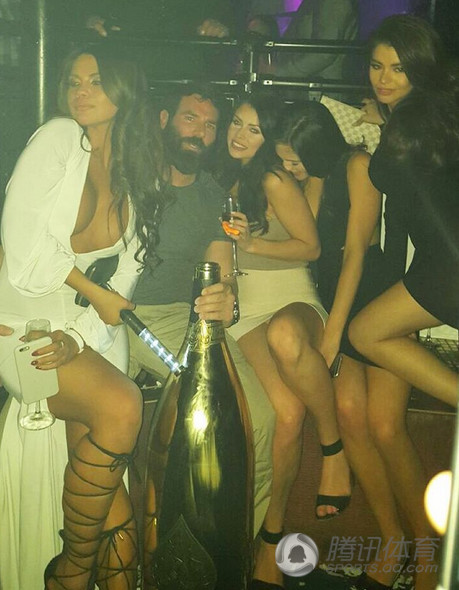 德扑冠军再秀奢靡生活 4大美女坐腿_腾讯体育