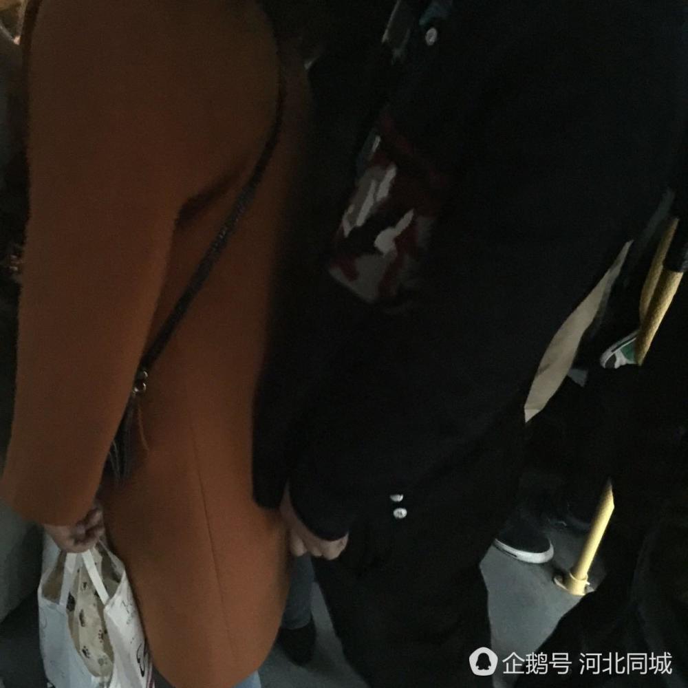 邯郸公交车疑现“猥琐男” 用身体蹭女乘客