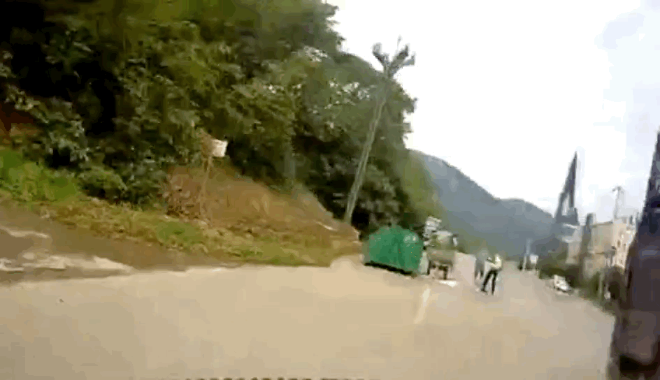 盐亭一大货车失控滑坡,擦挂小汽车后冲向老人