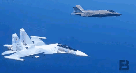 不走就撞!f35靠近安12运输机,一架苏30sm直冲过来!