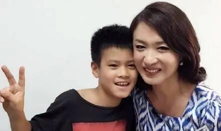 生个自己的孩子,而汉斯的决定是希望能跟金星共同抚养之前的三个弃婴