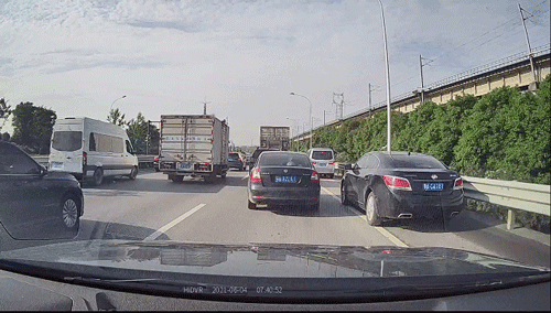 如今年春节期间,李先生举报的18起占用应急车道行驶的违法行为,经