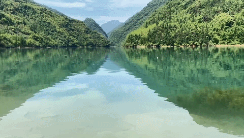 波光粼粼的湖水,连绵不断,此起彼伏的山峦,活脱脱的一副桂林山水画的