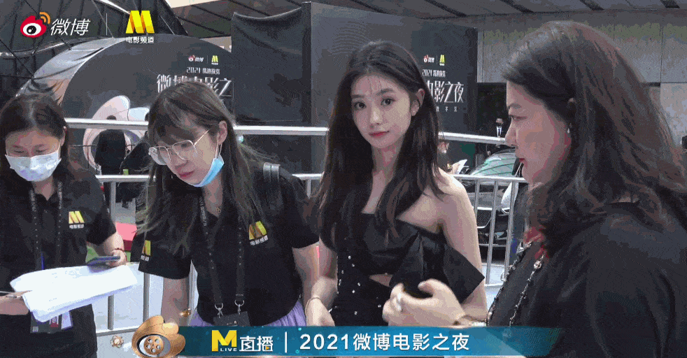 谋女郎刘浩存走红毯,对着镜头挑眉灵气十足,生图比精修图还要美_腾讯