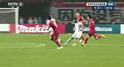 易边再战,郜林的点球和吴曦的凌空扫射帮助国足以2-1将比分反超.