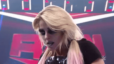 克萨-布里斯(alexa bliss)今天来到阿莱克萨游乐场奈亚-贾克斯(nia