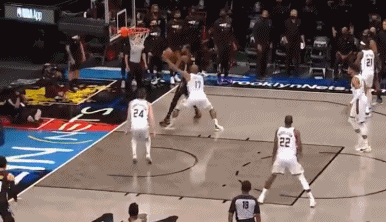 下半场,杜兰特三度连线助攻格林三分命中,6分19秒,杜兰特底角接球