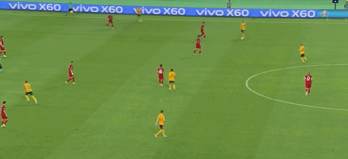 球,拉姆塞反越位插入禁区,一脚爆射将球打飞再次错失必进球第13分钟