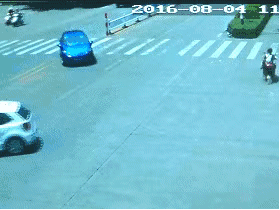 横穿马路不看路被撞飞 违规驾驶电动车  致乘车人丧命 2020年1月1