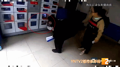 两岁男童被锁自动售货机满头是汗小脸通红民警果断出手