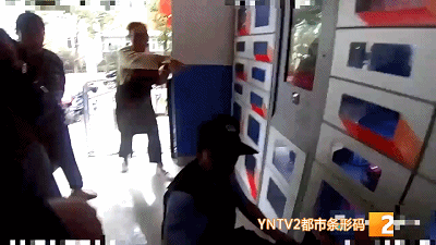 两岁男童被锁自动售货机满头是汗小脸通红民警果断出手