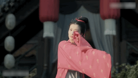 像是由王楚然饰演的张贵妃,本身演员的古典气质就已经很足了,造型师