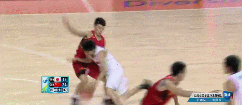 他展现出了极佳的进攻技巧,先是罚球线中投,再强突刘晓宇上篮,随后三