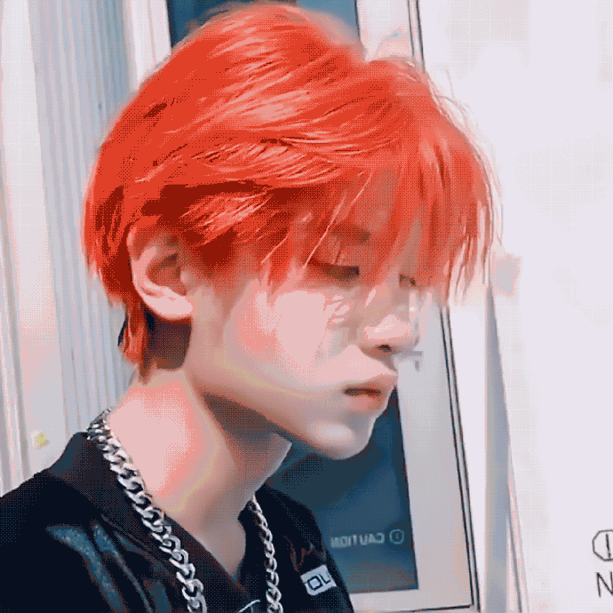 黄明昊 染的粉色这么看还挺红的!来查收帅哥的眼神杀自拍!_腾讯新闻