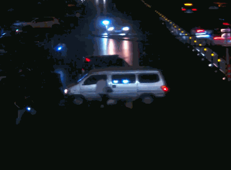 深夜突发皖k女司机当街拦停警车