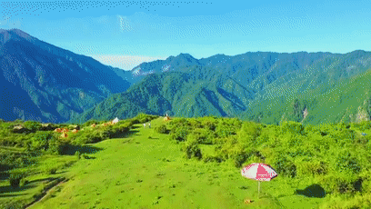 红松林,喇嘛庙,密密的灌木丛,高山流水,冬日皑皑白雪,夏季遍地野花