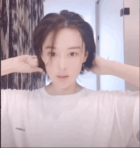 当有粉丝朋友表示喜欢她电视剧里的短发造型,她还特意拍了个短发打理