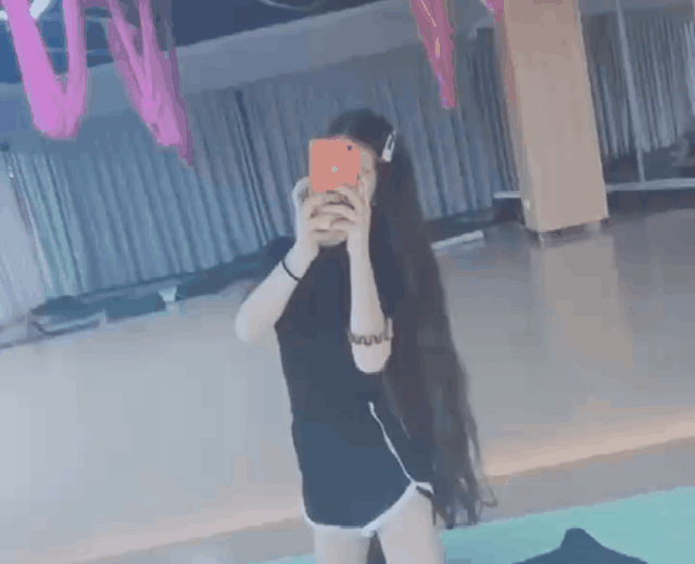 抖音上就有个永远只露背影的萝莉风少女.