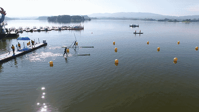 人民相互往来的交通工具,他们经常划着独竹渡江去购物或者会见朋友