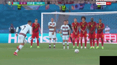 第23分钟,c罗前场右路任意球直接射门,被库尔图瓦扑出第9分钟,卢卡库