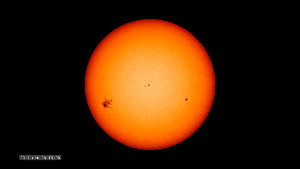 nasa/sdo可见光视角下的图片展示了靠近太阳中心的一簇太阳黑子,太阳