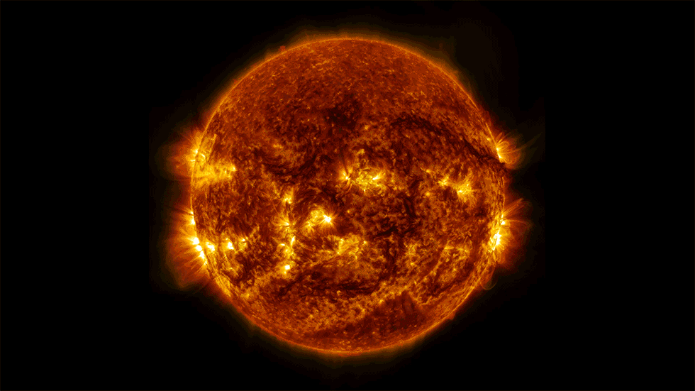 nasa/sdo在太阳右下端是等离子爆发,经常和中等级别的太阳耀斑一起
