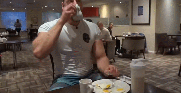 胸肌巨汉大魔王身材迷到了,视线久久不愿离开阿姨都被这看看这个肩宽