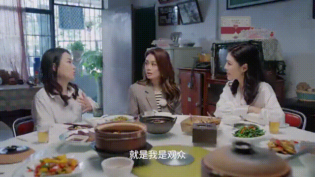 98年因为前同事,容祖儿认识了霍汶希,进入英皇.