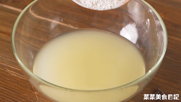 取四分之一生粉浆,慢慢倒入沸腾的糖水,边倒边搅拌,煮至马蹄粉熟化,呈