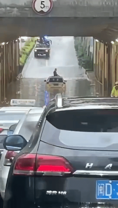 看看暴雨袭城后的样子——车子被淹,男子趴坐车顶茫然…_腾讯新闻
