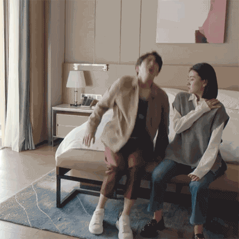 便把男女主的性格立起来了: 男主孤僻高冷,女主咋呼敢作敢为且迷妹