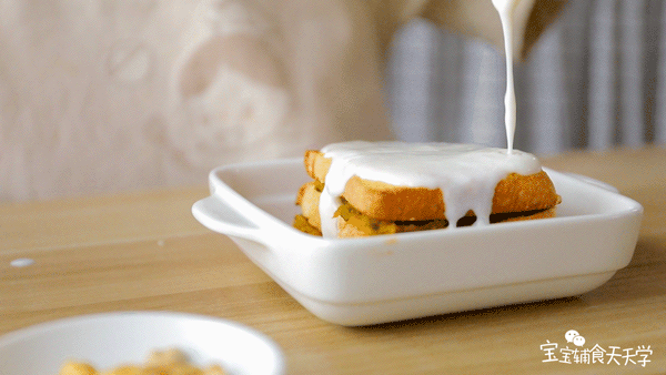 吐司不要在蛋液里泡太久,泡的时间太长很可能夹起来的时候就碎了 吐司