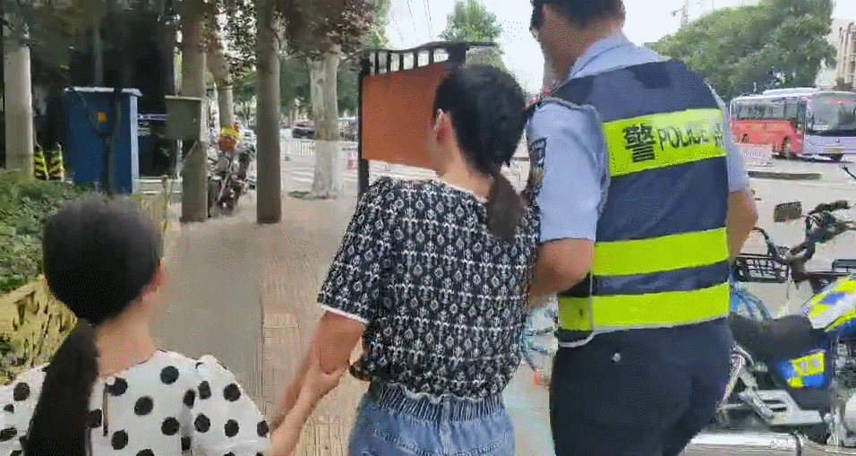 【我为群众办实事】妈妈晕倒 女儿求助 漯河交警伸援手