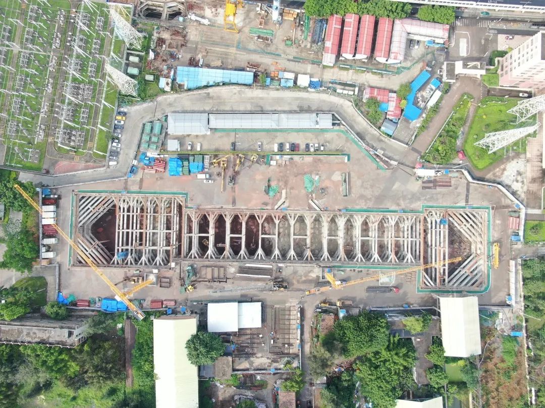 罗冲围站土方开挖   陈营/摄土建工程累计完成33%;23座车站中,2座