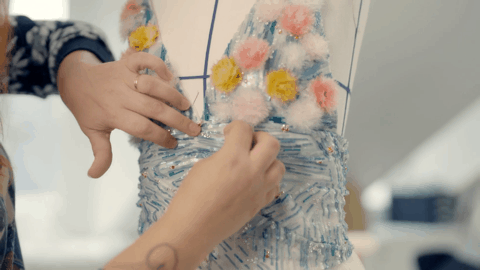 任命在创意工作室负责高级定制服的刺绣部分,直接与lesage刺绣坊合作