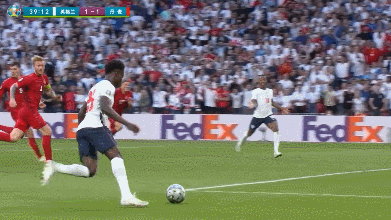 第29分钟时,英格兰率先丢球了,遭遇任意球世界波暴击,达姆斯高破门.