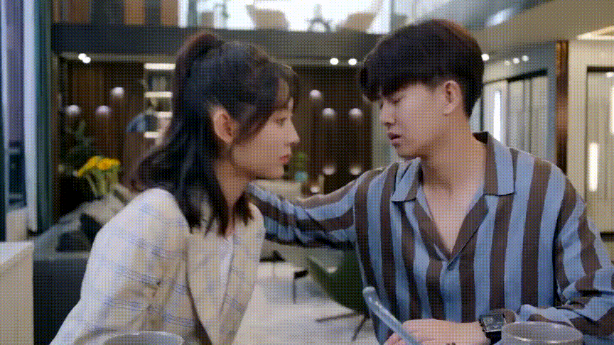 根据剧情,任嘉伦要单手俯身把邢菲捞入怀中侧亲.