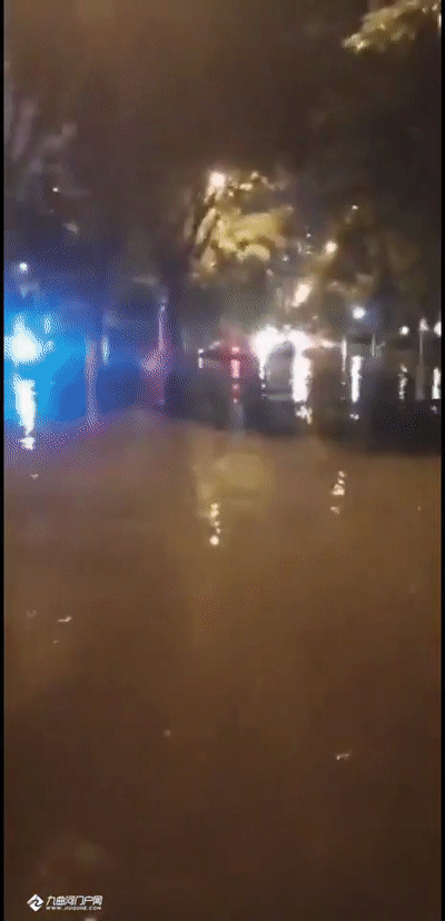 开车就像开船昨日资阳暴雨城区多处积水航拍视频