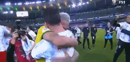 美洲杯夺冠时刻更有感人场面梅西和内马尔擦干眼泪相拥半分钟