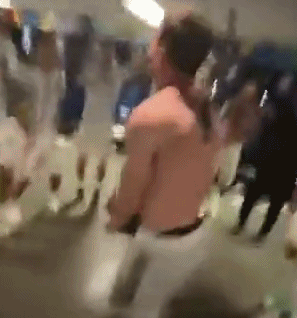从终场哨响开始,阿根廷队就疯狂庆祝,喜悦一直延续到了衣室.
