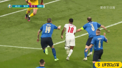 第48分钟,斯特林进入禁区被博努奇和基耶利尼关门防守放倒,主裁判没