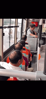 快乐的gif:没想到等个红绿灯都要被秀恩爱