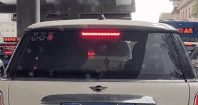 快乐的gif:没想到等个红绿灯都要被秀恩爱