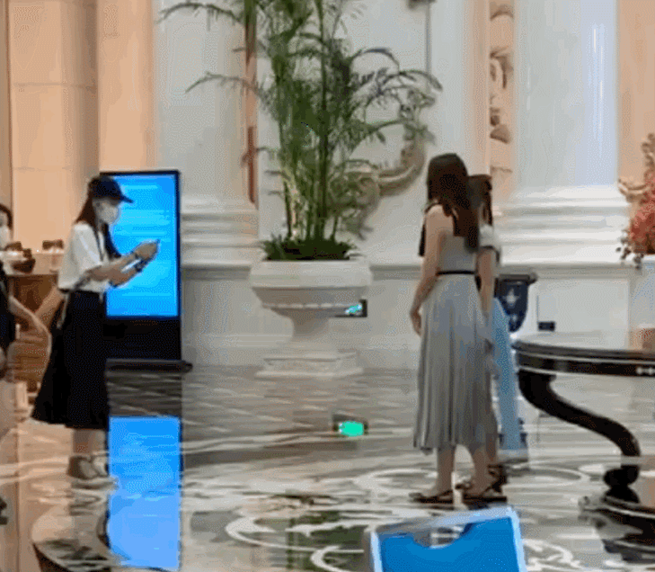 原本在帮忙给粉丝拍照的两位女助理,意识到问题后立刻上去阻拦,黑衣