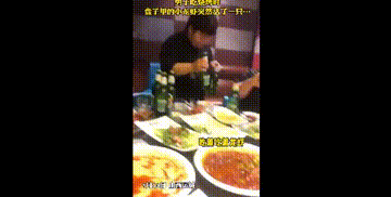 男子和朋友吃烧烤,盘里的小龙虾突然活了过来,男子:真