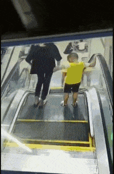 误导孩子的事情如果你是孩子的父母你会鼓励孩子从电梯中间滑下来吗?