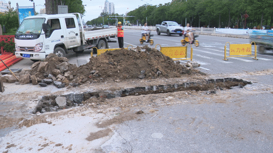 对排水管道进行扩容,随后混凝土浇灌车对改建好的排污管道进行浇筑,以